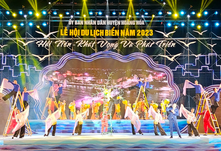 Một tiết mục trong chương trình nghệ thuật " Hải Tiến-Khát vọng và phát triển" Một tiết mục trong chương trình nghệ thuật " Hải Tiến-Khát vọng và phát triển"