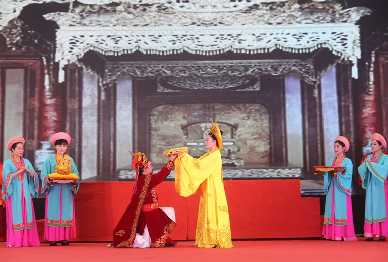 Thái hậu Dương Vân Nga trao Hoàng bào cho tướng quân Lê Hoàn.