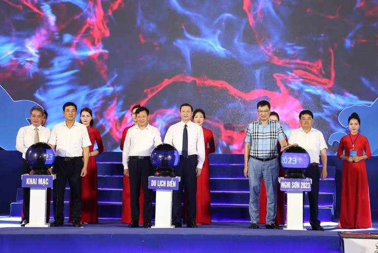 Các lãnh đạo tỉnh Thanh Hóa và thị xã Nghi Sơn thực hiện nghi thức khai trương Lễ hội du lịch biển.