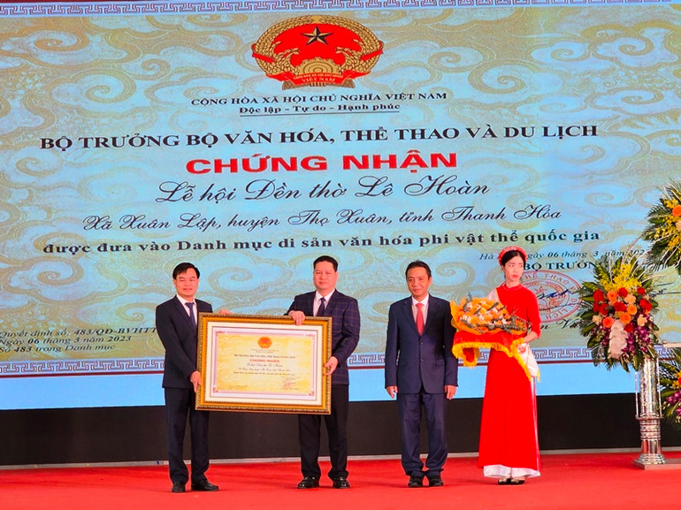 Lãnh đạo Văn hóa-Thể thao và Du lịch trao Chứng nhận di sản phi vật thể quốc gia cho Lễ hội Đền thờ Lê Hoàn.