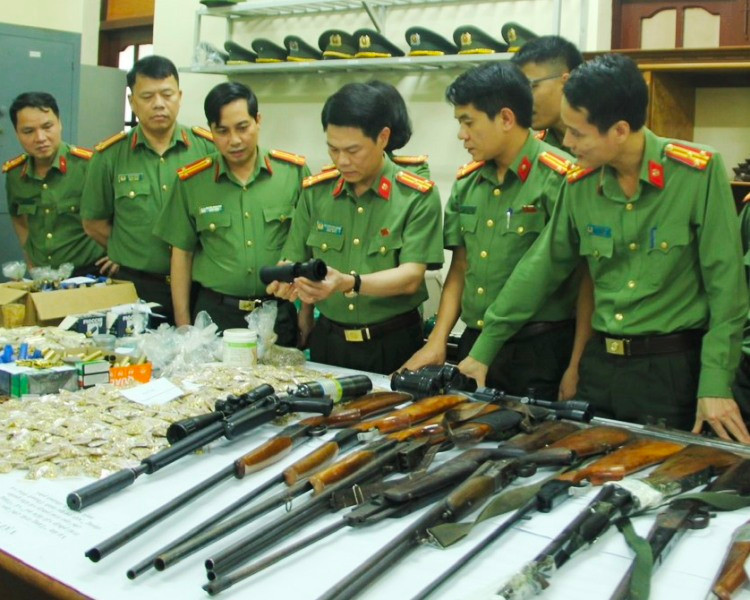 Lực lượng Công an xem xét tính năng, tác dụng các loại vũ khí cùng vật liệu nổ.