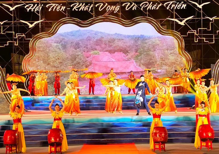 Tiết mục khai mạc Lễ hội du lịch biển Hải Tiến năm 2023. Tiết mục khai mạc Lễ hội du lịch biển Hải Tiến năm 2023.