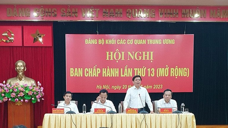 Đồng chí Nguyễn Văn Thể, Ủy viên Trung ương Đảng, Bí thư Đảng ủy Khối phát biểu tại hội nghị.