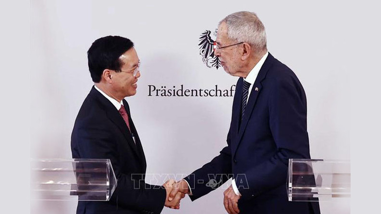 Chủ tịch nước Võ Văn Thưởng và Tổng thống Cộng hòa Áo Alexander Van der Bellen tại buổi gặp gỡ báo chí. (Ảnh: TTXVN) Chủ tịch nước Võ Văn Thưởng và Tổng thống Cộng hòa Áo Alexander Van der Bellen tại buổi gặp gỡ báo chí. (Ảnh: TTXVN)