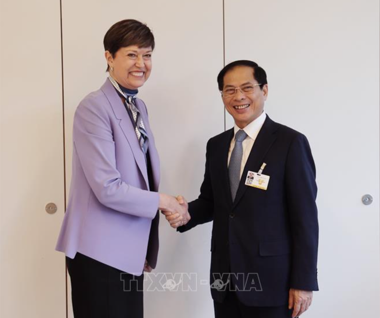 Bộ trưởng Ngoại giao Bùi Thanh Sơn và Đại diện Bộ trưởng Ngoại giao Canada tại Quốc hội Pam Damoff. Ảnh: TTXVN