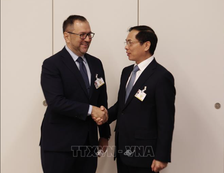 Bộ trưởng Ngoại giao Bùi Thanh Sơn và Bộ trưởng Ngoại giao Venezuela Yvan Gil Pinto. Ảnh: TTXVN