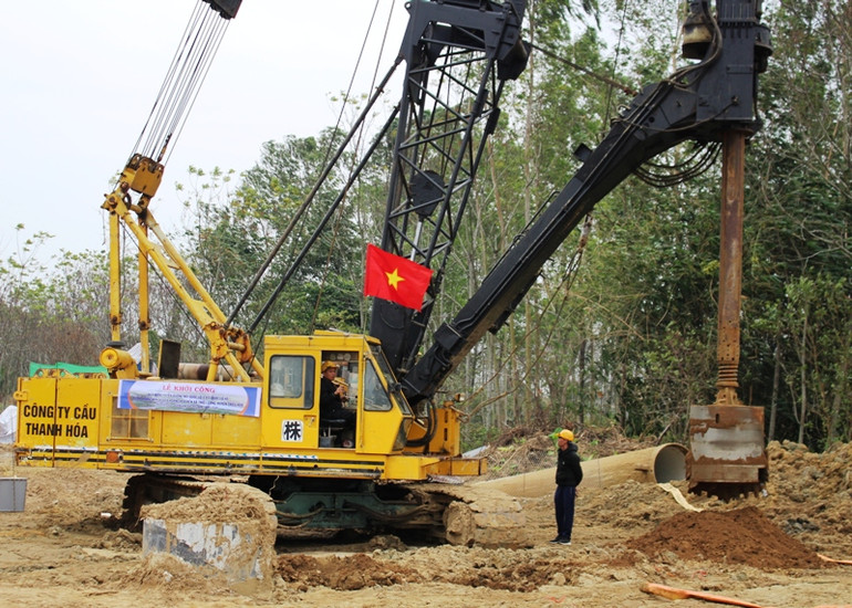 Phương tiện cơ giới triển khai khoan cọc nhồi, thi công hạng mục công trình.
