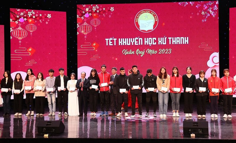 Trao thưởng cho học sinh, sinh viên, vận động viên đạt thành tích văn hóa-thể thao.