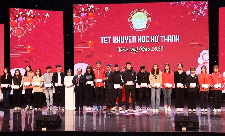 Trao thưởng cho học sinh, sinh viên, vận động viên đạt thành tích văn hóa-thể thao.