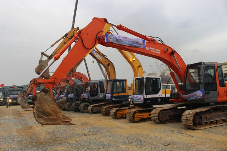 Các phương tiện cơ giới tham gia thi công các hạng mục công trình giao thông.