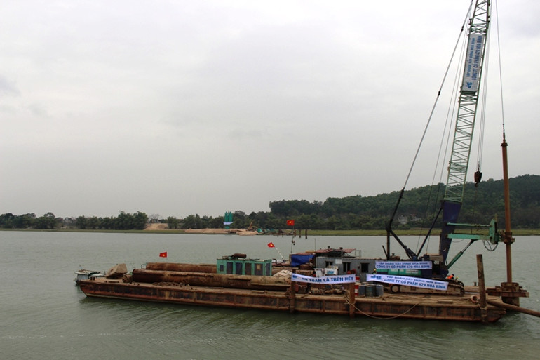 Nhà thầu triển khai thi công mố cầu vượt sông Mã.