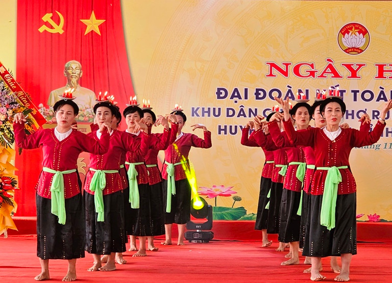 Múa đèn Đông Anh trong ngày khai hội Đại đoàn kết toàn dân tộc ở khu dân cư thôn Chợ Rủn.