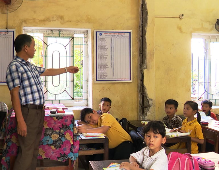 Thầy và trò trong lớp học xuống cấp ở Trường tiểu học Hải Thanh.