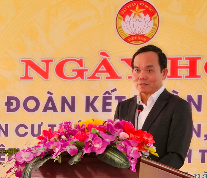 Phó Thủ tướng Chính phủ bày tỏ niềm vui dự Ngày hội Đại đoàn kết toàn dân tộc với nhân dân thôn Chợ Rủn, xã Đông Khê.