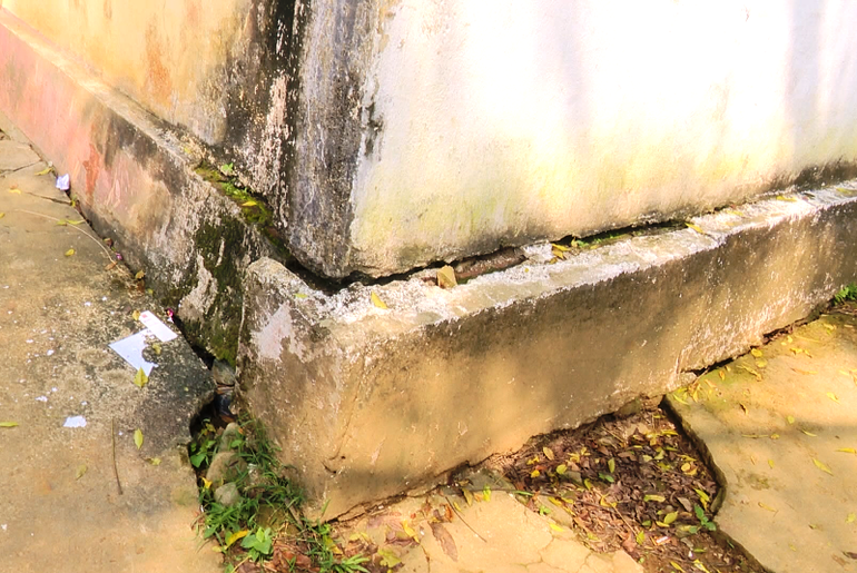 Móng tường khu trường học ở xã Giao Thiện, huyện Lang Chánh bị sụt.