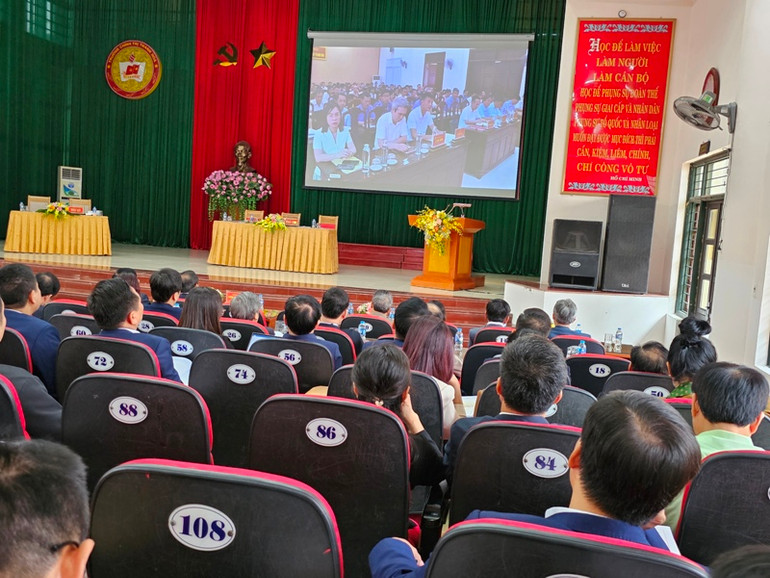 Các đại biểu xem video giới thiệu về Đảng bộ Khối cơ quan và doanh nghiệp tỉnh Thanh Hóa.