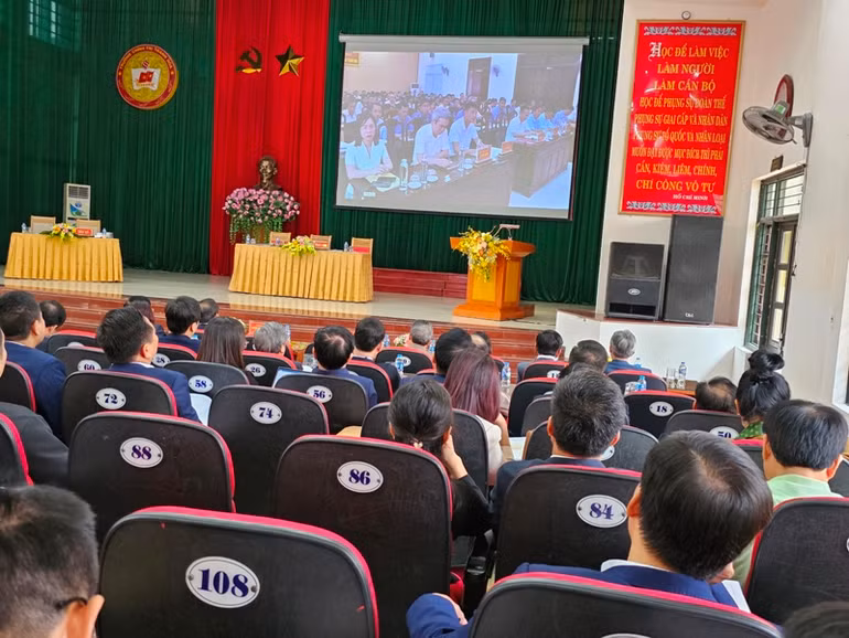 Các đại biểu xem video giới thiệu về Đảng bộ Khối cơ quan và doanh nghiệp tỉnh Thanh Hóa.