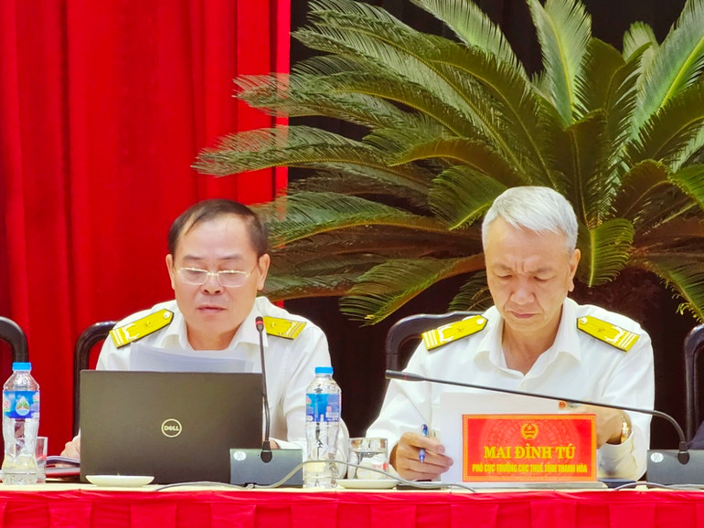 Đại diện Cục Thuế tỉnh Thanh Hóa trao đổi, hướng dẫn doanh nghiệp, cá nhân thực hiện nghĩa vụ nộp thuế.