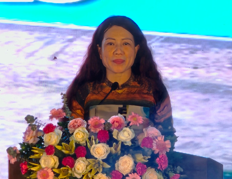 Phó Giám đốc Sở Văn hóa-Thể thao và Du lịch Thanh Hóa phát biểu tại đêm khai mạc Liên hoan.