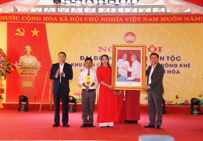 Lãnh đạo tỉnh Thanh Hóa tặng bức ảnh "Bác Hồ với Bác Tôn" cho khu dân cư thôn Chợ Rủn.
