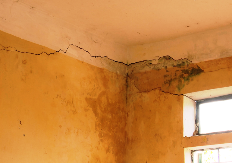 Nứt tường khiến nước mưa thấm vào phòng học ở Trường trung học cơ sở Giao Thiện.