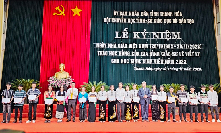 Học sinh vượt khó, học giỏi được trao tặng học bổng của gia đình Giáo sư Lê Viết Ly.