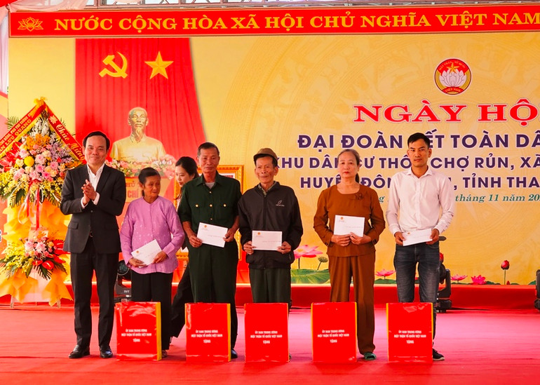 Đồng chí Trần Lưu Quang tặng quà cho các gia đình chính sách trong thôn Chợ Rủn.