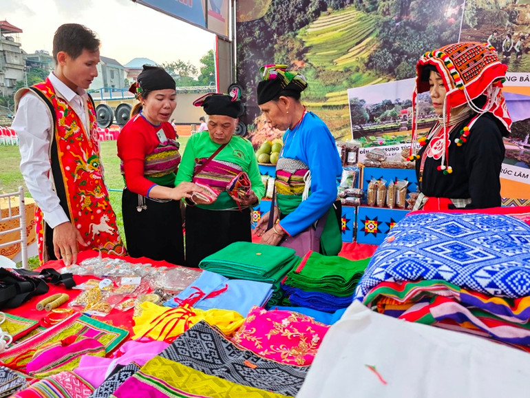 Gian hàng thổ cẩm của huyện miền núi Ngọc Lặc.
