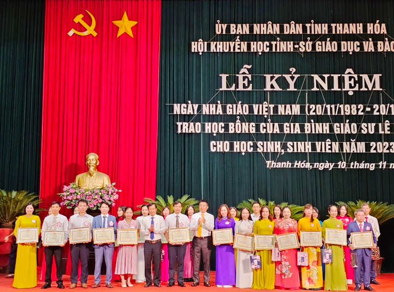 Lãnh đạo tỉnh Thanh Hóa trao thưởng cho các cán bộ, giáo viên giỏi.