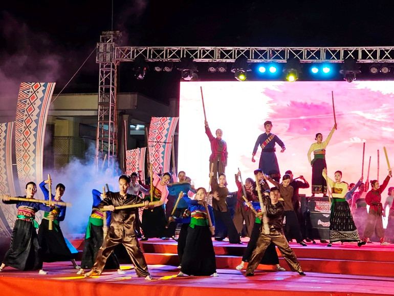 Một hoạt cảnh trong chương trình sân khấu hóa "Danh nhân Cầm Bá Thước-Rạng ngời đất Châu Thường".