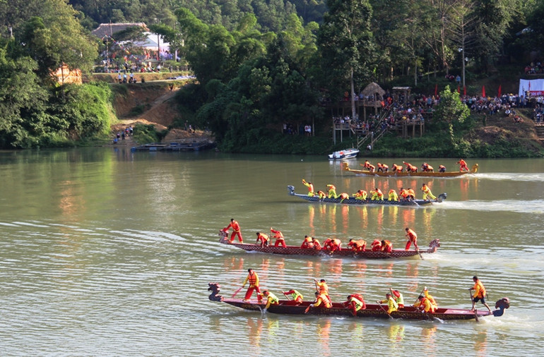 Đua thuyền trên sông Chu.