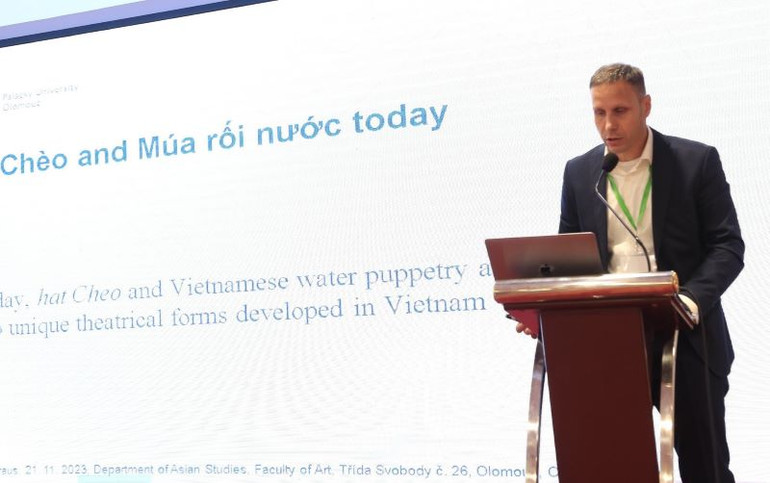 PGS,TS Filip Kraus, Đại học Palacky (Cộng hòa Séc) đánh giá cao nét đặc sắc của hát Chèo và múa rối nước của Việt Nam. (Ảnh: HÀ LINH)