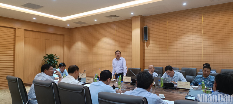 Ông Nguyễn Huy Vượng, Phó Giám đốc Chi nhánh phát điện Dầu khí Việt Nam nêu một số khó khăn, vướng mắc với Đoàn công tác Ủy ban nhân dân tỉnh Thái Bình sáng 9/11/2023.