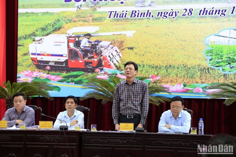 Giám đốc các sở, ngành tham gia trả lời, làm rõ từng nội dung câu hỏi của nông dân trong tỉnh.