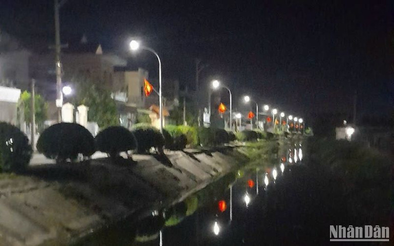 Xã Đông Minh (huyện Tiền Hải, tỉnh Thái Bình) triển khai hiệu quả việc lắp đặt đèn điện "Thắp sáng đường quê".