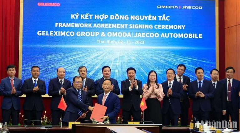 Các đại biểu chứng kiến lễ ký kết hợp đồng nguyên tắc về Dự án đầu tư xây dựng nhà máy lắp ráp, sản xuất ô-tô tại Khu kinh tế Thái Bình. Các đại biểu chứng kiến lễ ký kết hợp đồng nguyên tắc về Dự án đầu tư xây dựng nhà máy lắp ráp, sản xuất ô-tô tại Khu kinh tế Thái Bình.