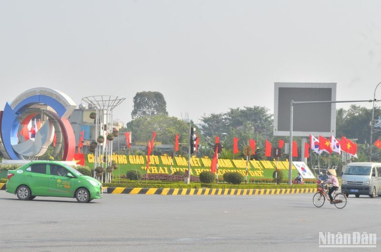 Các ngả đường trong khu vực thành phố Thái Bình đều được trang trí cờ, hoa, khẩu hiệu chào mừng sự kiện quan trọng nhất trong năm tại địa phương.