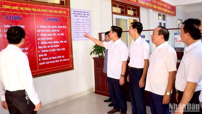 Trụ sở làm việc tại Ủy ban nhân dân thị trấn Tiền Hải (tỉnh Thái Bình) treo công khai các quy định ứng xử đối với nhân dân và doanh nghiệp khi đến làm việc, giao dịch.