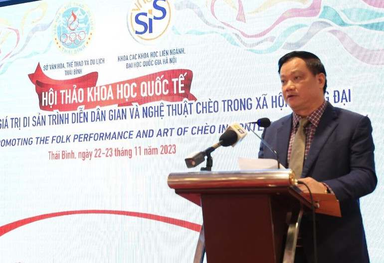 Đồng chí Nguyễn Khắc Thận, Chủ tịch Ủy ban nhân dân tỉnh Thái Bình cho biết: Nghệ thuật Chèo là hồn cốt của người dân quê lúa Thái Bình. (Ảnh: HÀ LINH)