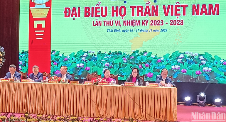 Đoàn Chủ tịch Đại hội đại biểu họ Trần Việt Nam. (Ảnh: MAI TÚ) Đoàn Chủ tịch Đại hội đại biểu họ Trần Việt Nam. (Ảnh: MAI TÚ)