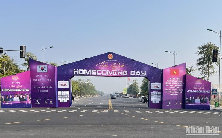 Khu vực chính dẫn vào Lễ hội Âm nhạc Homecoming và Hội chợ Nông nghiệp quốc tế đồng bằng Bắc Bộ 2023.