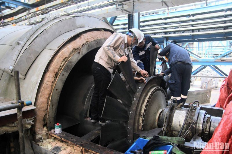 Công nhân đang bảo trì quạt gió cấp 1 tại Tổ máy số 1, Nhà máy Nhiệt điện Thái Bình 2.