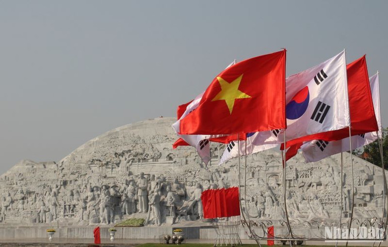 Khu vực Quảng trường Bác Hồ với nông dân nằm trên phường Hoàng Diệu (thành phố Thái Bình) - địa điểm chính tổ chức sự kiện đã được trang hoàng Quốc kỳ 2 nước Việt Nam-Hàn Quốc.