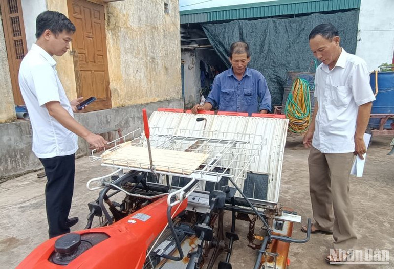 Ngoài tích tụ ruộng đất làm ăn lớn, ông Trần Minh Cảnh (người đứng giữa), trú tại xóm 9, xã Bình Định (huyện Kiến Xương, tỉnh Thái Bình) mua thêm máy móc hỗ trợ quá trình sản xuất. (Ảnh: Mai Tú)