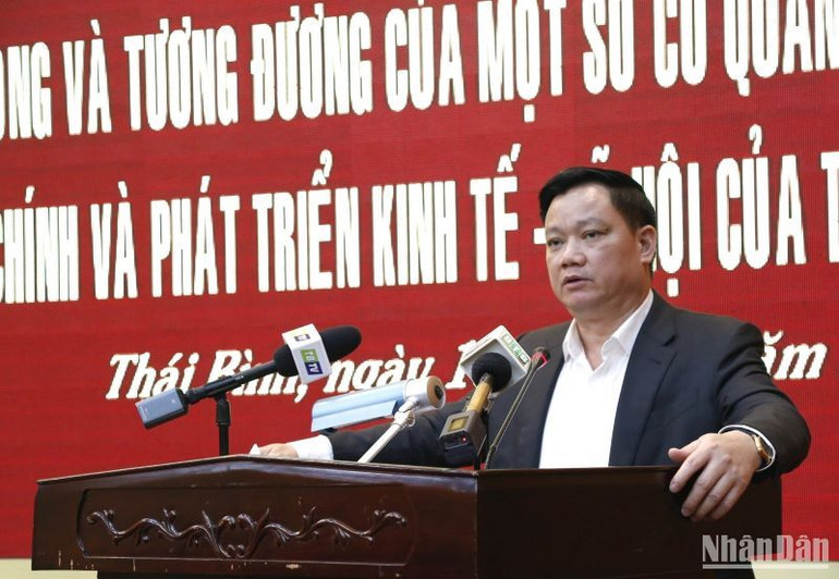 Chủ tịch Ủy ban nhân dân tỉnh Thái Bình Nguyễn Khắc Thận khẳng định, sẽ có hình thức khen thưởng xứng đáng cho cán bộ, công chức cấp phòng hoàn thành tốt nhiệm vụ, đồng thời có chế tài xử lý nghiêm những cán bộ không hoàn thành công việc được giao, ý thức trách nhiệm không cao.