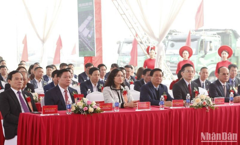 Các đại biểu tham dự lễ khởi công nhà máy sản xuất kính áp tròng. Các đại biểu tham dự lễ khởi công nhà máy sản xuất kính áp tròng.