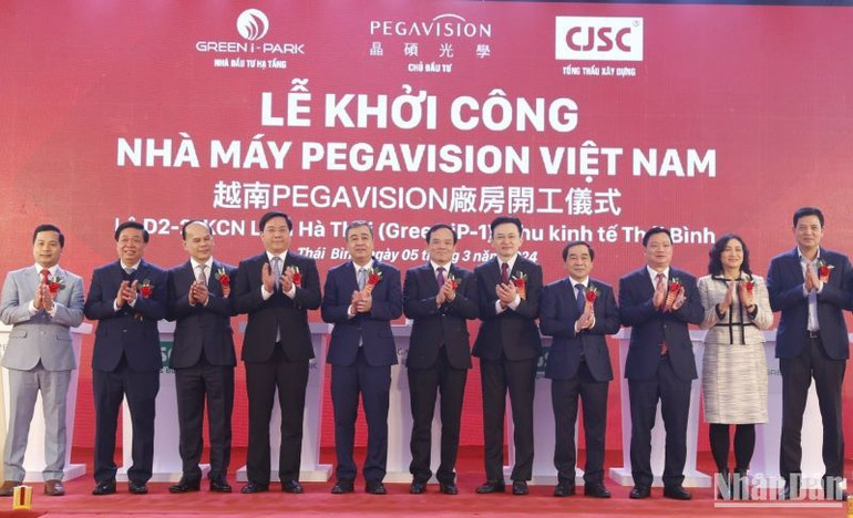 Phó Thủ tướng Trần Lưu Quang chụp ảnh lưu niệm với các đại biểu tại Lễ khởi công. Phó Thủ tướng Trần Lưu Quang chụp ảnh lưu niệm với các đại biểu tại Lễ khởi công.