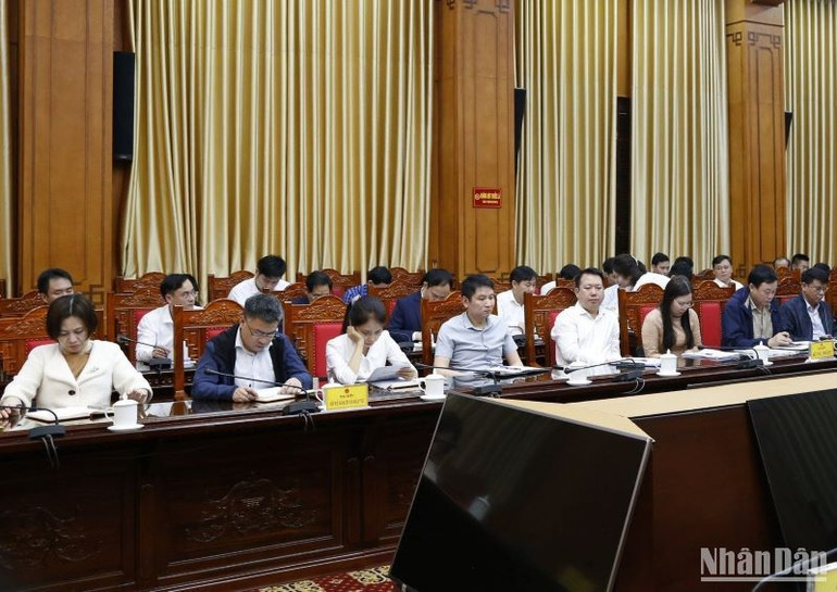 Trưởng phòng các sở, ngành và cấp huyện, thành phố tham dự hội nghị.