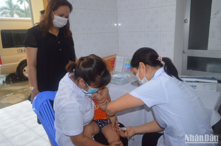 Cán bộ CDC Thái Bình tiêm phòng bệnh bại liệt cho trẻ em tại xã Bình Thanh (huyện Kiến Xương).