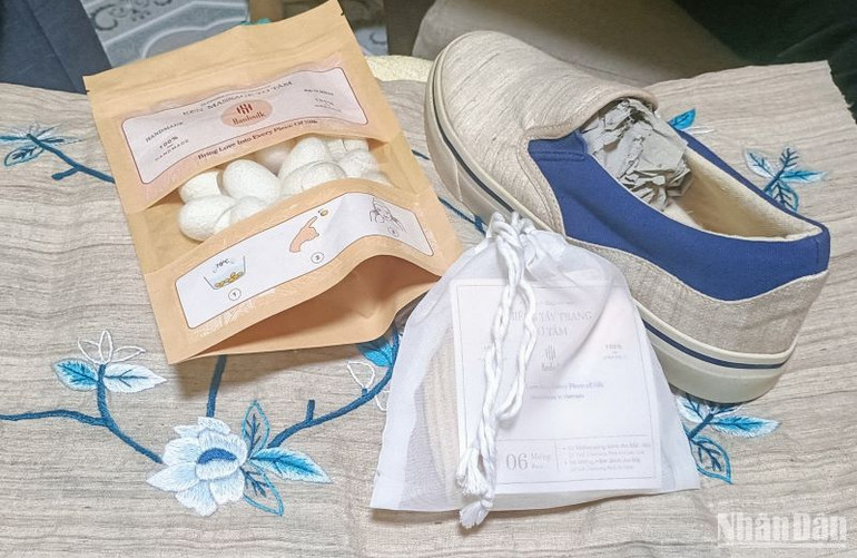 Từ chiếc khăn quàng cổ, đến khăn mặt, đồ tẩy trang, quần áo và cả giày đều được làm từ sợi đũi thủ công của làng nghề Nam Cao.